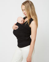 Cami et bandeau de peau à peau noire avec bébé à l'intérieur, vue de côté.