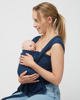 Basic préma wrap couleur marine avec bébé à l'intérieur.