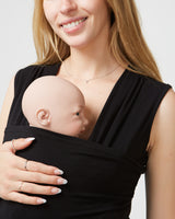 Cami et bandeau de peau à peau noire avec bébé à l'intérieur, vue de près.