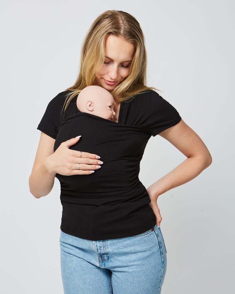 Chandail de peau à peau noir modèle pour femme avec bébé à l'intérieur et main de maman sur le dos.