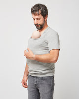 T-shirt peau à peau pour homme couleur gris vue de face avec bébé à l'intérieur.