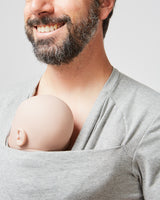 T-shirt peau à peau pour homme couleur gris vue de face avec détails et bébé à l'intérieur.